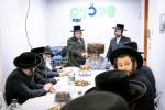 Main image for כ"ק אדמו"ר מסאטמאר שליט"א בקבועת מזוזה אין די נייע "שדכנים וועד" אפיס