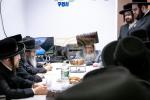 כ"ק אדמו"ר מסאטמאר שליט"א בקבועת מזוזה אין די נייע "שדכנים וועד" אפיס 