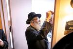 כ"ק אדמו"ר מסאטמאר שליט"א בקבועת מזוזה אין די נייע "שדכנים וועד" אפיס 