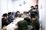 כ"ק אדמו"ר מסאטמאר שליט"א בקבועת מזוזה אין די נייע "שדכנים וועד" אפיס 