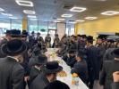 כ"ק אדמו"ר מסאטמאר שליט"א ביים מסיבת לחיים אין דעם נייעם פלייש געשעפט דקהל יטב לב דסאטמאר אין די קעטסקילס 