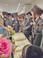 מתפּללי ביהמ"ד אַרגענטינא אין קרית יואל פרייען זיך ביים הכנס"ת פון א הערליכע ספרד'ישע ספר תורה