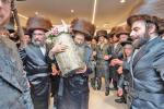 מתפּללי ביהמ"ד אַרגענטינא אין קרית יואל פרייען זיך ביים הכנס"ת פון א הערליכע ספרד'ישע ספר תורה