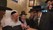 כ"ק אדמו"ר מסאטמאר שליט"א ביים מנחם אבל זיין ר' חיים שטערן הי"ו על פטירת אשתו