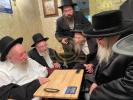 כ"ק אדמו"ר מסאטמאר שליט"א ביים מנחם אבל זיין ר' חיים שטערן הי"ו על פטירת אשתו