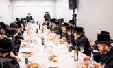 היסטארישע סעודת ר"ח אלול פארגעקומען אין שטוב פון כ"ק אדמו"ר מפאפא שליט"א אינאיינעם מיט צענדליגער פילאנטראפן לטובת די אויסברייטערונג פון כולל קהלת יעקב פאפא