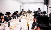 היסטארישע סעודת ר"ח אלול פארגעקומען אין שטוב פון כ"ק אדמו"ר מפאפא שליט"א אינאיינעם מיט צענדליגער פילאנטראפן לטובת די אויסברייטערונג פון כולל קהלת יעקב פאפא