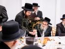היסטארישע סעודת ר"ח אלול פארגעקומען אין שטוב פון כ"ק אדמו"ר מפאפא שליט"א אינאיינעם מיט צענדליגער פילאנטראפן לטובת די אויסברייטערונג פון כולל קהלת יעקב פאפא