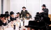 היסטארישע סעודת ר"ח אלול פארגעקומען אין שטוב פון כ"ק אדמו"ר מפאפא שליט"א אינאיינעם מיט צענדליגער פילאנטראפן לטובת די אויסברייטערונג פון כולל קהלת יעקב פאפא