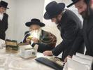 כ"ק  אדמו"ר מצאנז קלויזענבורג שליט"א ביים באקוקן אתרוגים