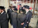 כ"ק אדמו"ר מסאטמאר שליט"א קוקט זיך אום אויף די בוי ארבעט בבית בית המדרש החדש ד'קהל יטב לב אויף גערי סטריט אין וויליאמסבורג 