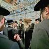 כ"ק אדמו"ר מסאטמאר שליט"א קוקט זיך אום אויף די בוי ארבעט בבית בית המדרש החדש ד'קהל יטב לב אויף גערי סטריט אין וויליאמסבורג 