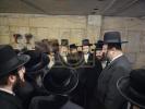 כ"ק אדמו"ר מסאטמאר שליט"א קוקט זיך אום אויף די בוי ארבעט בבית בית המדרש החדש ד'קהל יטב לב אויף גערי סטריט אין וויליאמסבורג 