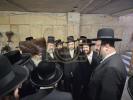 כ"ק אדמו"ר מסאטמאר שליט"א קוקט זיך אום אויף די בוי ארבעט בבית בית המדרש החדש ד'קהל יטב לב אויף גערי סטריט אין וויליאמסבורג 
