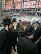 כ"ק אדמו"ר מסאטמאר שליט"א קוקט זיך אום אויף די בוי ארבעט בבית בית המדרש החדש ד'קהל יטב לב אויף גערי סטריט אין וויליאמסבורג 