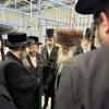 כ"ק אדמו"ר מסאטמאר שליט"א קוקט זיך אום אויף די בוי ארבעט בבית בית המדרש החדש ד'קהל יטב לב אויף גערי סטריט אין וויליאמסבורג 