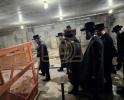 כ"ק אדמו"ר מסאטמאר שליט"א קוקט זיך אום אויף די בוי ארבעט בבית בית המדרש החדש ד'קהל יטב לב אויף גערי סטריט אין וויליאמסבורג 