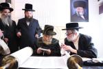 מעמד סיום כתיבת ספר תורה בחצר הקודש פינסק קארלין 