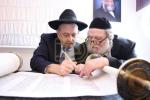 מעמד סיום כתיבת ספר תורה בחצר הקודש פינסק קארלין 