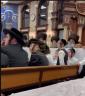 די בדחן הרב ישראל אהרן קלצקין שליט"א ביים משמיע זיין דברי בדחנות ביים שמחת השבע ברכות נעכטן אויפדערנאכט בשמחת בית סאטמאר.