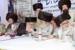 פייערליכער מעמד "להודות" צייכנט אפ יומא טבא לרבנן אינערהאלב חבורת "תלמודו בידו" שע"י איחוד בחורי משכנות הרועים ווען הונדערטער בחורי הקהילה ערהאלטן "תעודות" נאכן זיך פארהערן אויף טויזנטער בלעטער גמרא