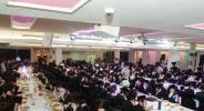 פייערליכער מעמד "להודות" צייכנט אפ יומא טבא לרבנן אינערהאלב חבורת "תלמודו בידו" שע"י איחוד בחורי משכנות הרועים ווען הונדערטער בחורי הקהילה ערהאלטן "תעודות" נאכן זיך פארהערן אויף טויזנטער בלעטער גמרא