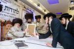 פייערליכער מעמד "להודות" צייכנט אפ יומא טבא לרבנן אינערהאלב חבורת "תלמודו בידו" שע"י איחוד בחורי משכנות הרועים ווען הונדערטער בחורי הקהילה ערהאלטן "תעודות" נאכן זיך פארהערן אויף טויזנטער בלעטער גמרא
