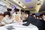 פייערליכער מעמד "להודות" צייכנט אפ יומא טבא לרבנן אינערהאלב חבורת "תלמודו בידו" שע"י איחוד בחורי משכנות הרועים ווען הונדערטער בחורי הקהילה ערהאלטן "תעודות" נאכן זיך פארהערן אויף טויזנטער בלעטער גמרא