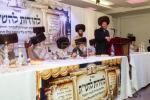פייערליכער מעמד "להודות" צייכנט אפ יומא טבא לרבנן אינערהאלב חבורת "תלמודו בידו" שע"י איחוד בחורי משכנות הרועים ווען הונדערטער בחורי הקהילה ערהאלטן "תעודות" נאכן זיך פארהערן אויף טויזנטער בלעטער גמרא