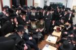כ"ק אדמו"ר מסאטמאר שליט"א ביים מנחם אבל זיין די קינדער פון הגה"צ אב"ד ניישטאד ז"ל,
