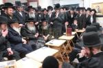 Main image for כ"ק אדמו"ר מסאטמאר שליט"א ביים מנחם אבל זיין די קינדער פון הגה"צ אב"ד ניישטאד ז"ל,