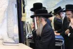 הרה"צ רבי נחמן בידערמאן שליט"א איז מתפלל ביי קבר שמעון הצדיק ערב שבועות.