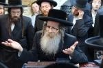 הרה"צ רבי נחמן בידערמאן שליט"א איז מתפלל ביי קבר שמעון הצדיק ערב שבועות.