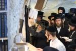 הרה"צ רבי נחמן בידערמאן שליט"א איז מתפלל ביי קבר שמעון הצדיק ערב שבועות.