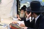 הרה"צ רבי נחמן בידערמאן שליט"א איז מתפלל ביי קבר שמעון הצדיק ערב שבועות.