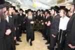 הרה"צ רבי נחמן בידערמאן שליט"א איז מתפלל ביי קבר שמעון הצדיק ערב שבועות.