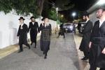 הרה"צ רבי נחמן בידערמאן שליט"א איז מתפלל ביי קבר שמעון הצדיק ערב שבועות.