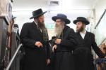 הרה"צ רבי נחמן בידערמאן שליט"א איז מתפלל ביי קבר שמעון הצדיק ערב שבועות.