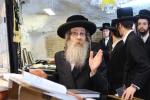 הרה"צ רבי נחמן בידערמאן שליט"א איז מתפלל ביי קבר שמעון הצדיק ערב שבועות.