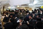 הרה"צ רבי נחמן בידערמאן שליט"א איז מתפלל ביי קבר שמעון הצדיק ערב שבועות.