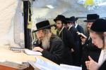 הרה"צ רבי נחמן בידערמאן שליט"א איז מתפלל ביי קבר שמעון הצדיק ערב שבועות.