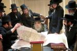 כ"ק אדמו"ר מסאטמאר שליט"א ביים איבערגיין מיט די וועד העירוב די נייע פארענדיגטע מאפע פין די ריזן עירוב אין קרית יואל והגלילות...