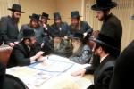 כ"ק אדמו"ר מסאטמאר שליט"א ביים איבערגיין מיט די וועד העירוב די נייע פארענדיגטע מאפע פין די ריזן עירוב אין קרית יואל והגלילות...