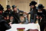 כ"ק אדמו"ר מסאטמאר שליט"א ביים איבערגיין מיט די וועד העירוב די נייע פארענדיגטע מאפע פין די ריזן עירוב אין קרית יואל והגלילות...