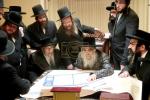 כ"ק אדמו"ר מסאטמאר שליט"א ביים איבערגיין מיט די וועד העירוב די נייע פארענדיגטע מאפע פין די ריזן עירוב אין קרית יואל והגלילות...