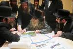 כ"ק אדמו"ר מסאטמאר שליט"א ביים איבערגיין מיט די וועד העירוב די נייע פארענדיגטע מאפע פין די ריזן עירוב אין קרית יואל והגלילות...