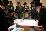 כ"ק אדמו"ר מסאטמאר שליט"א ביים איבערגיין מיט די וועד העירוב די נייע פארענדיגטע מאפע פין די ריזן עירוב אין קרית יואל והגלילות...