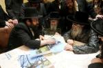 כ"ק אדמו"ר מסאטמאר שליט"א ביים איבערגיין מיט די וועד העירוב די נייע פארענדיגטע מאפע פין די ריזן עירוב אין קרית יואל והגלילות...