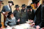 כ"ק אדמו"ר מסאטמאר שליט"א ביים איבערגיין מיט די וועד העירוב די נייע פארענדיגטע מאפע פין די ריזן עירוב אין קרית יואל והגלילות...