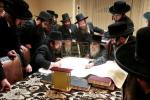 כ"ק אדמו"ר מסאטמאר שליט"א ביים איבערגיין מיט די וועד העירוב די נייע פארענדיגטע מאפע פין די ריזן עירוב אין קרית יואל והגלילות...